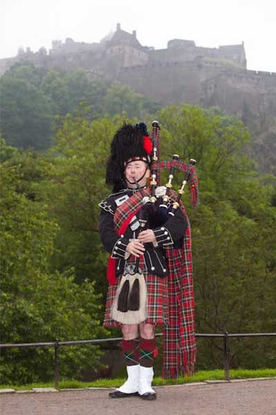 Wedding piper Edinburgh Castle